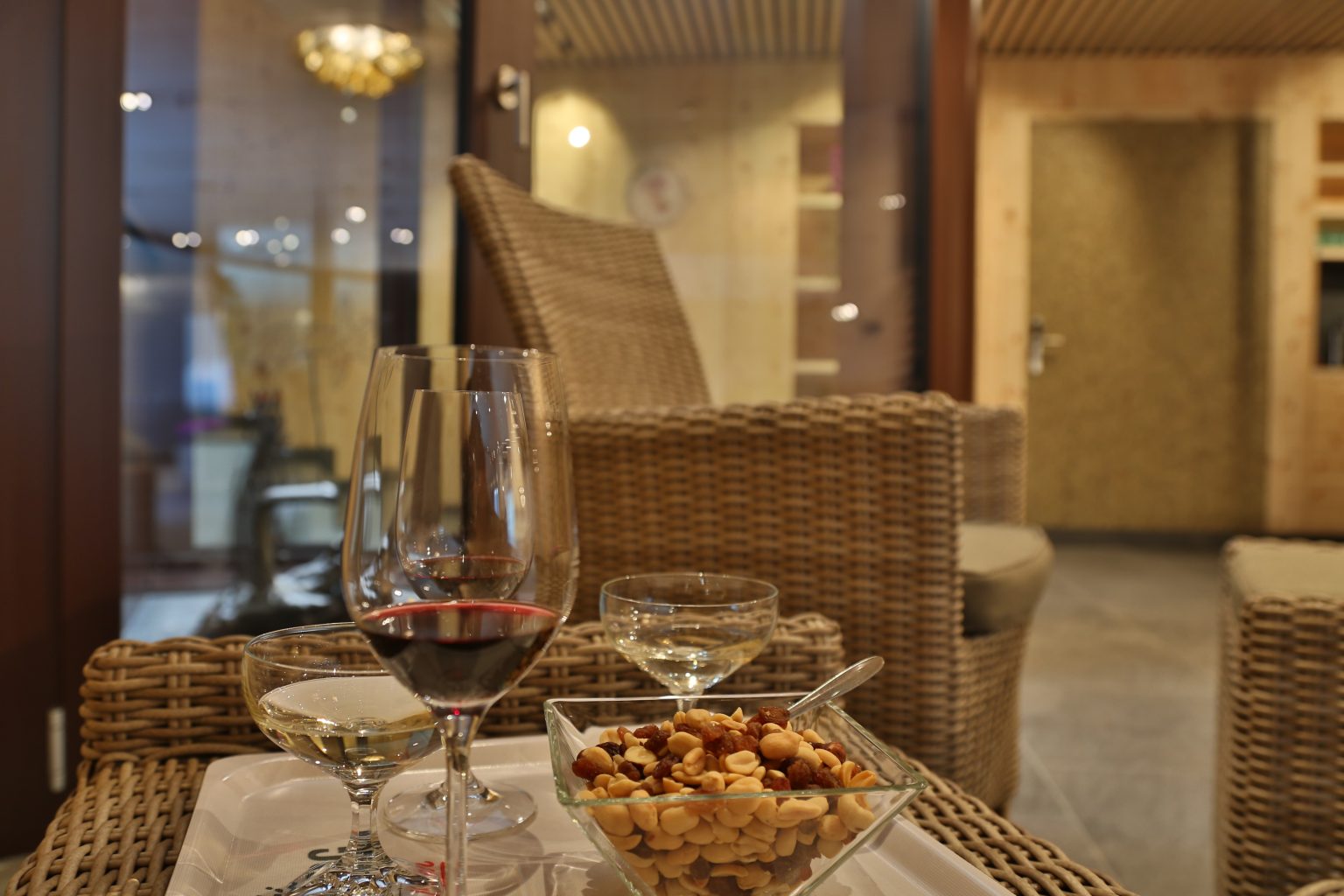 Hotel Roggal Lech am Arlberg Wein und Snacks im Ruheraum