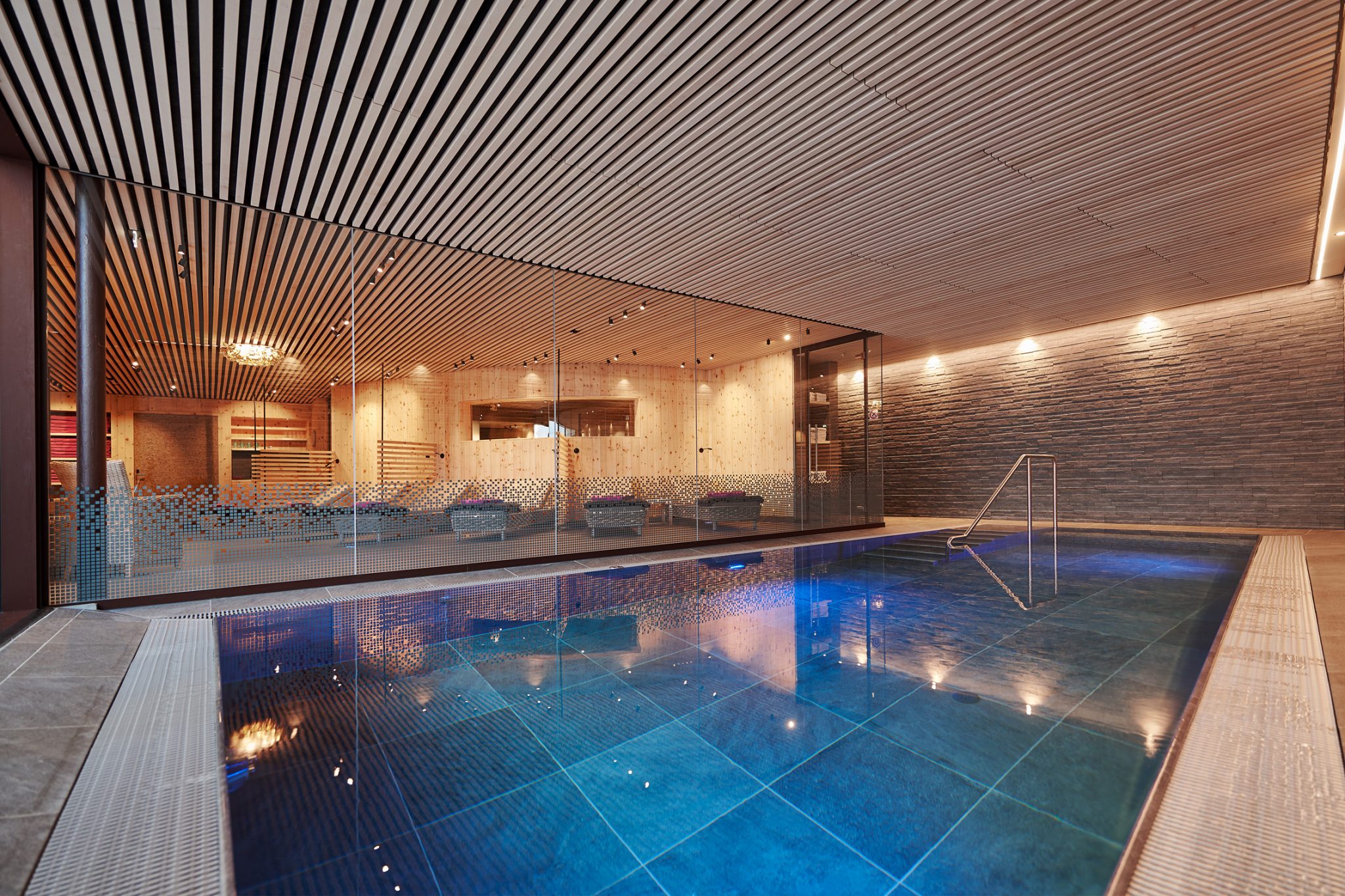 Indoor Pool mit Blick auf Ruheraum Hotel Roggal Lech am Arlberg