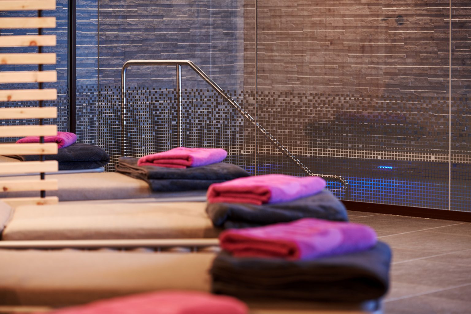 Nahaufnahme Ruheraum Handtücher Hotel Roggal Lech am Arlberg