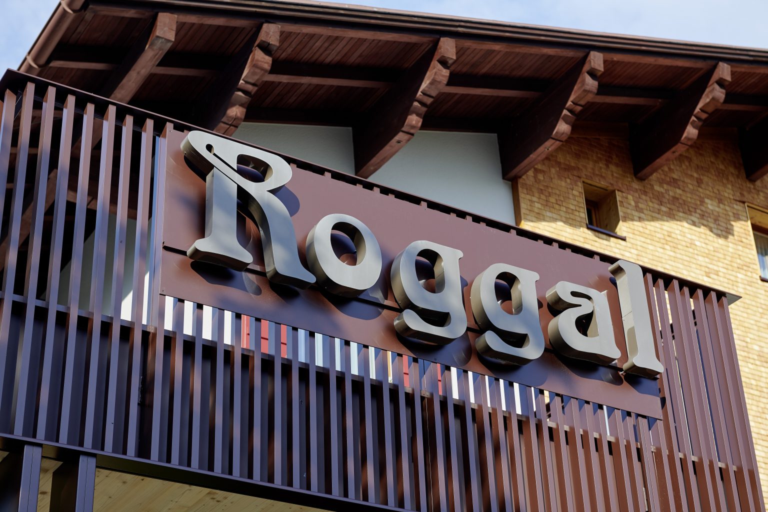 Hotel Roggal Lech am Arlberg Schild Außenmauer