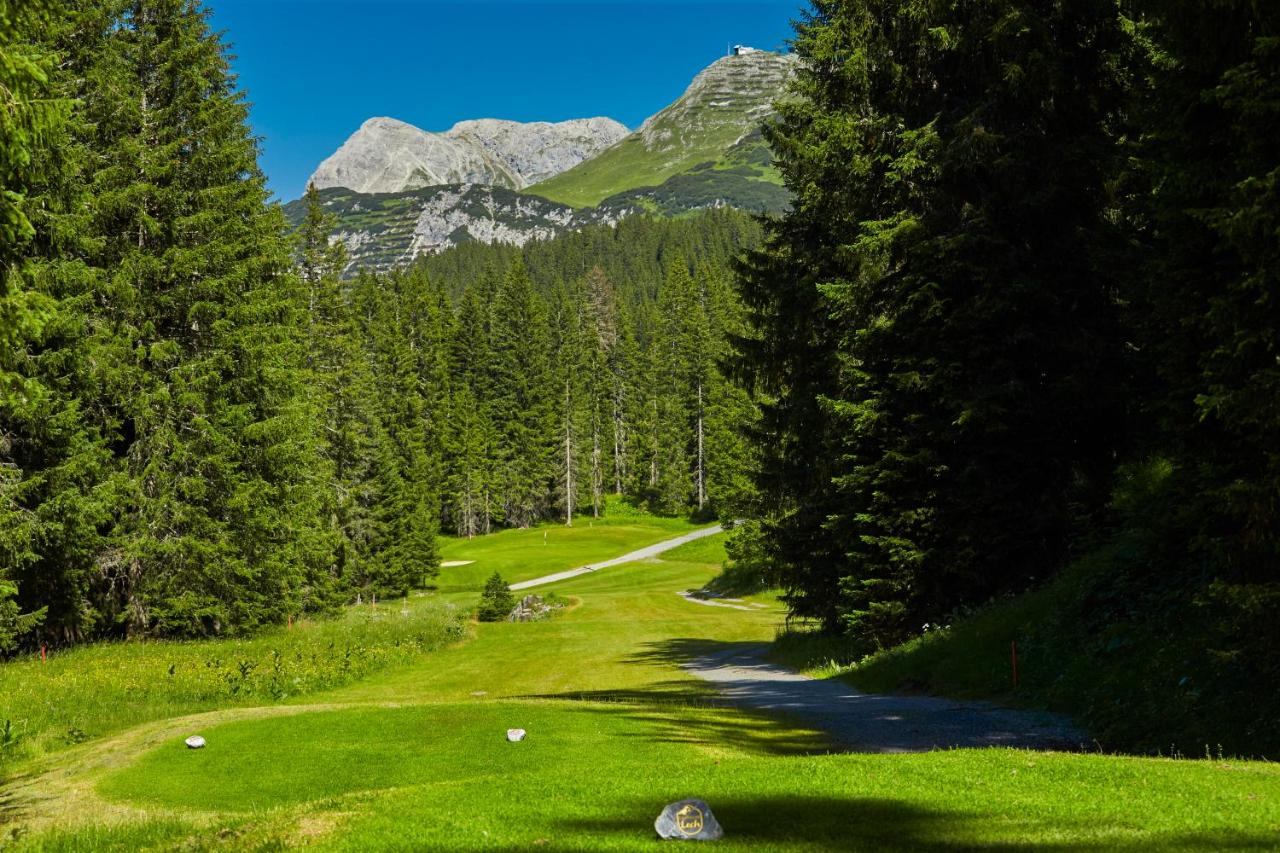 Golfplatz Lech am Arlberg mit Bergen im Hintergrund und Wälder
