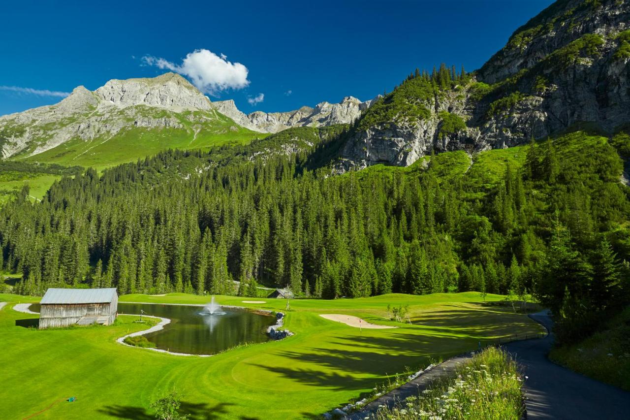 Golfplatz Lech am Arlberg mit Bergen im Hintergrund