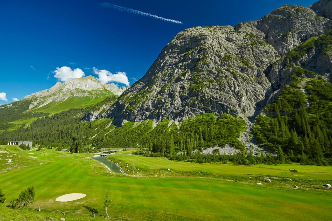 Golfplatz Lech am Arlberg mit Bergen im Hintergrund und fluss