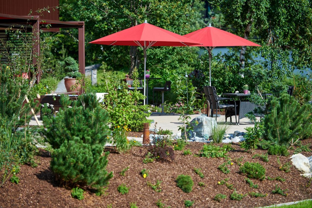 schöner grüner garten hotel roggal lech am arlberg