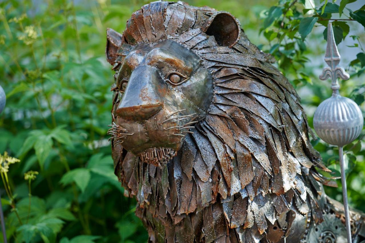 Löwe aus metall zur gartendekoration hotel roggal