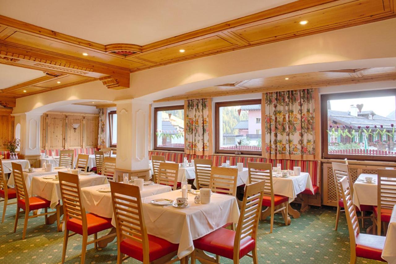 Saal mit Tischen für Frühstück Hotel Roggal Lech am Arlberg