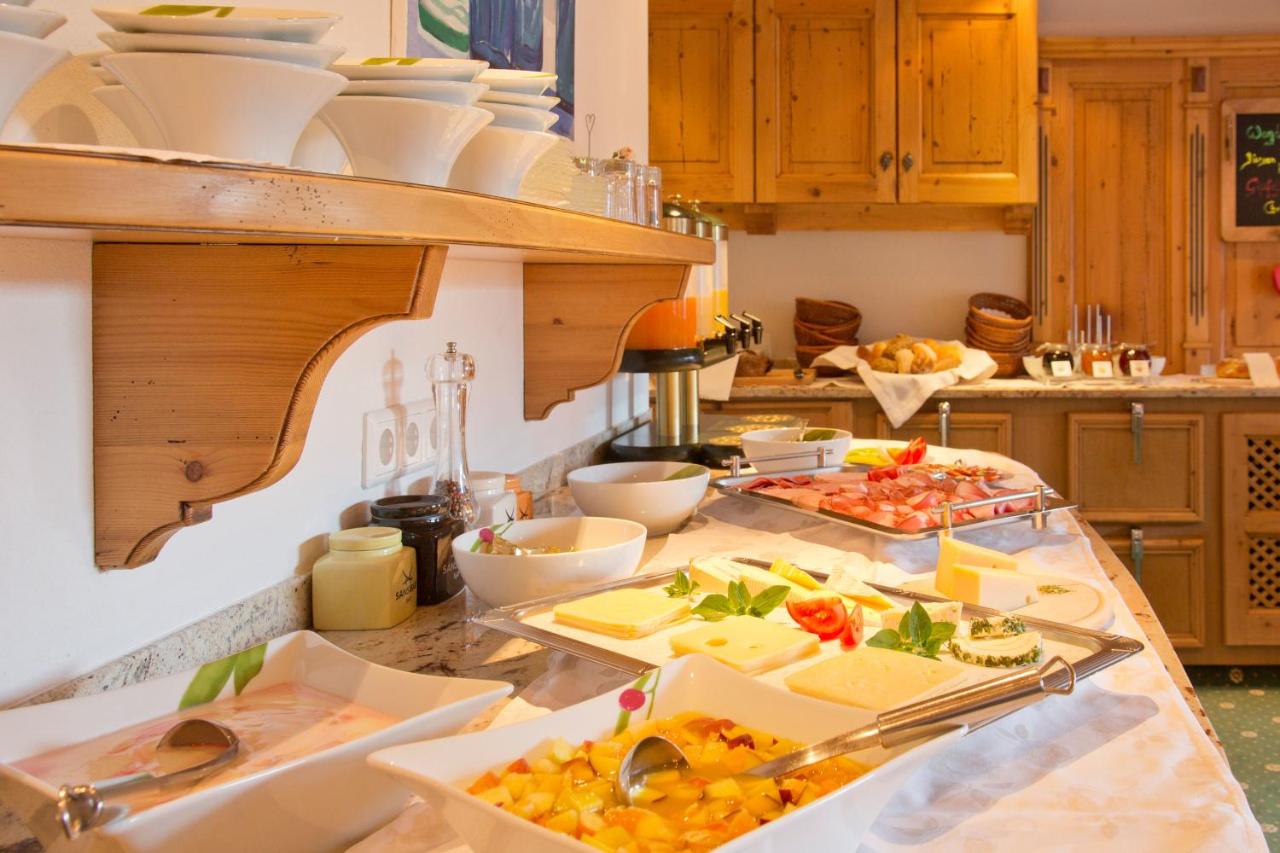 Frühstücksbuffet mit Obst, Gemüse, frischem Gebäck, Käse, Wurst, Honig, Marmelade Hotel Roggal Lech am Arlberg