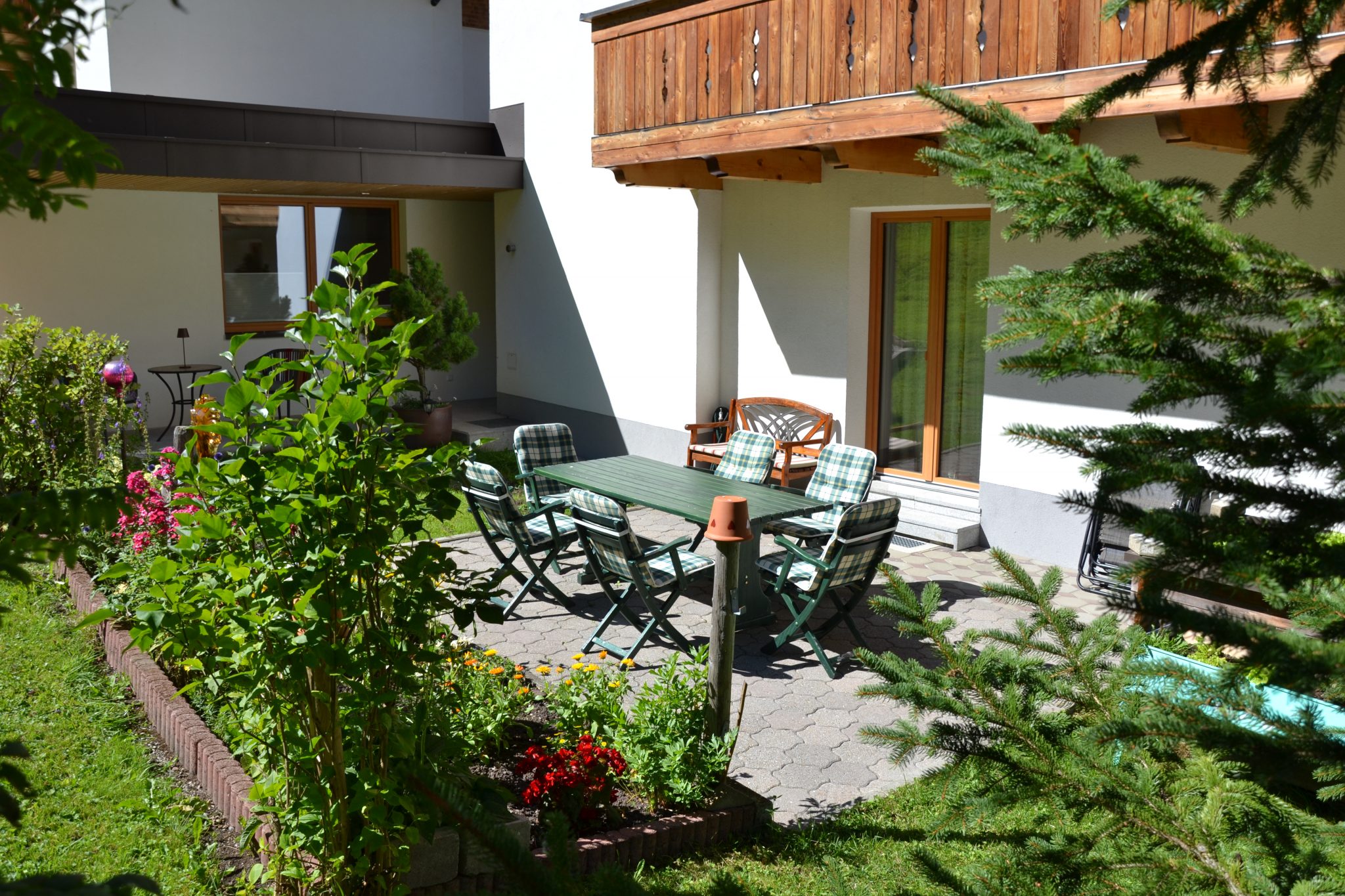 Terasse mit vielen Pflanzen Appartment Hotel Roggal