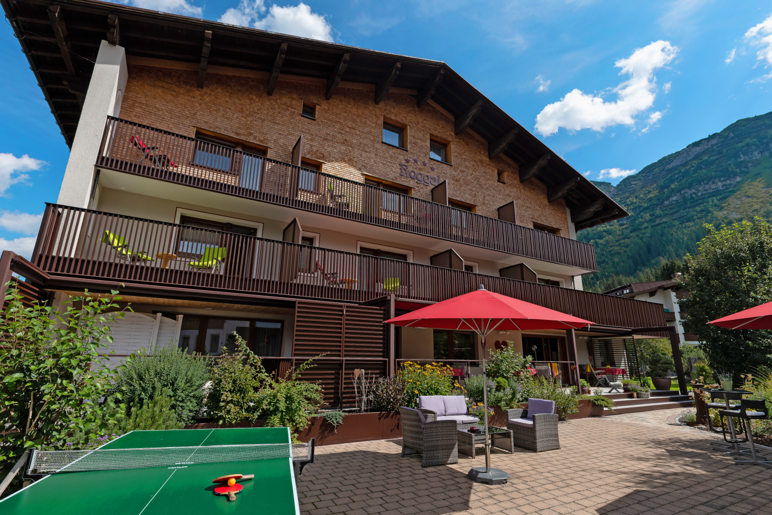 Hotel Roggal Tischtennis und Balkone Sommer Lech am Arlberg