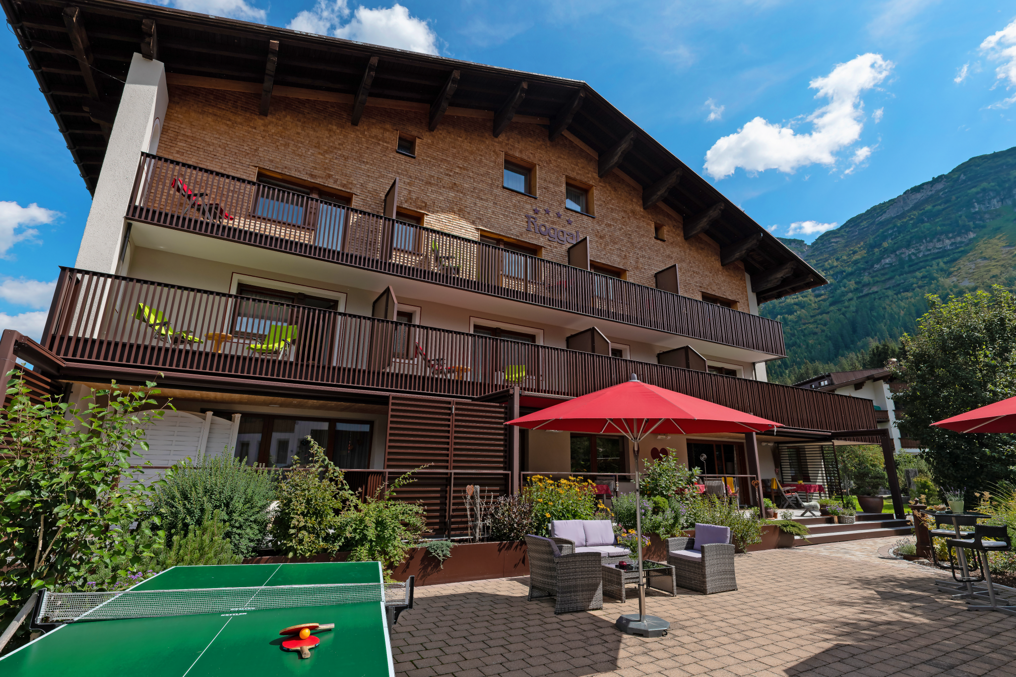 Hotel Roggal Tischtennis und Balkone Sommer Lech am Arlberg