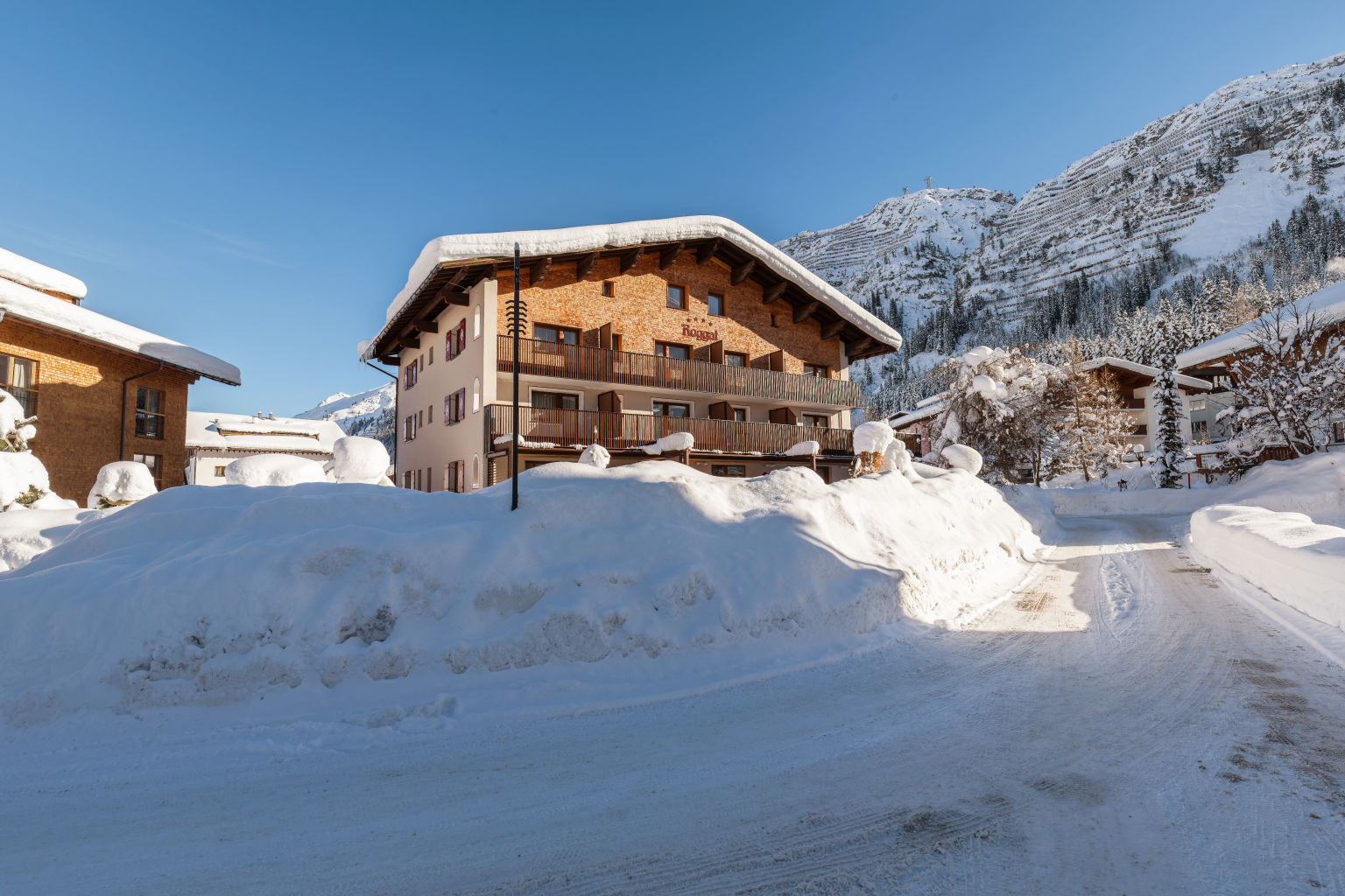 Hotel Roggal Winter Schnee Sonne Lech am Arlberg