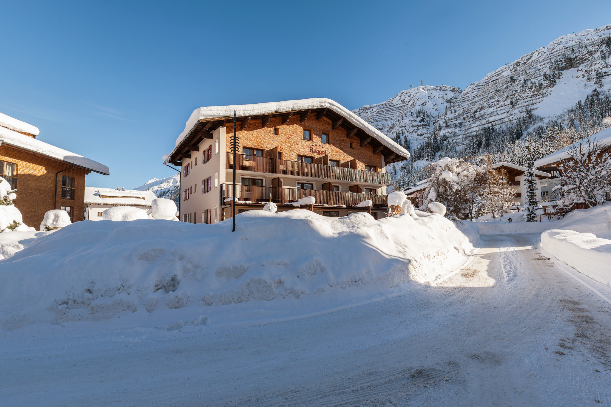 Hotel Roggal Winter Schnee Sonne Lech am Arlberg